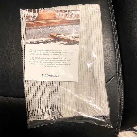 Black and white Haiku scarf by Bloom and Give NWOT - Picture 1 of 2